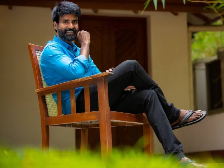 1998ம் ஆண்டு வெளியான மறுமலர்ச்சி என்ற படத்தில் background ஆர்டிஸ்டாக களமிறங்கினார் சூரி.