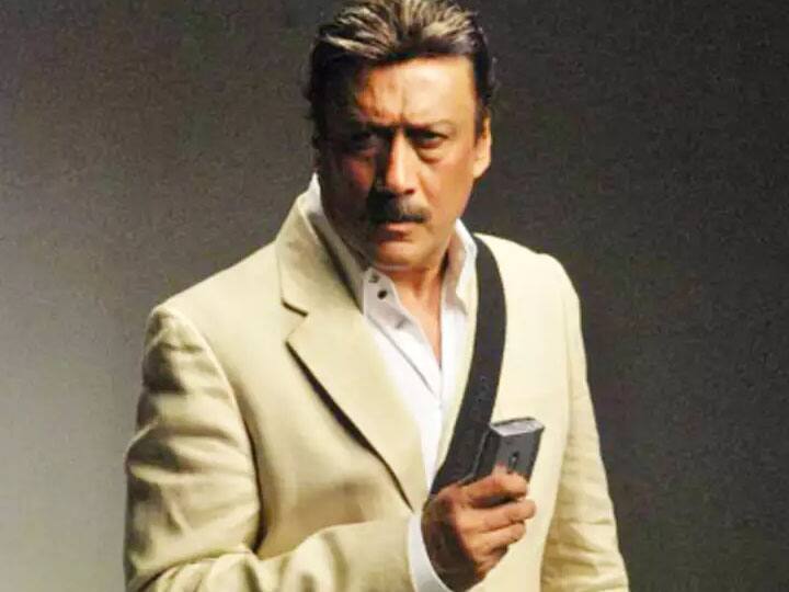 शो में जैकी श्रॉफ से पूछा गया था कि उनके बॉलीवुड में किन अभिनेत्रियों पर क्रश रहा है. इसके जवाब में जैकी ने तीन नाम लिए थे. वो तीन नाम थे जूही, माधुरी और डिंपल कपाड़िया.’ अब, यह दिलचस्प है लेकिन चौंकाने वाला नहीं है, क्योंकि इन तीनों एक्ट्रेस का बहुत सारे स्टार्स के साथ नाम जुड़ चुका है. वहीं जूही और जैकी ने साथ में कई फिल्में भी की थी.