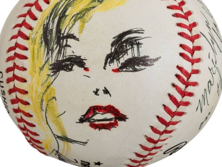 மர்லின் மன்ரோவின் முகம் வரையப்பட்ட பேஸ் பந்து 95,600 டாலருக்கு ஏலம் போனது.. இதில் மர்லினின் கையெழுத்தும் இருப்பதால் தனிச்சிறப்பு..