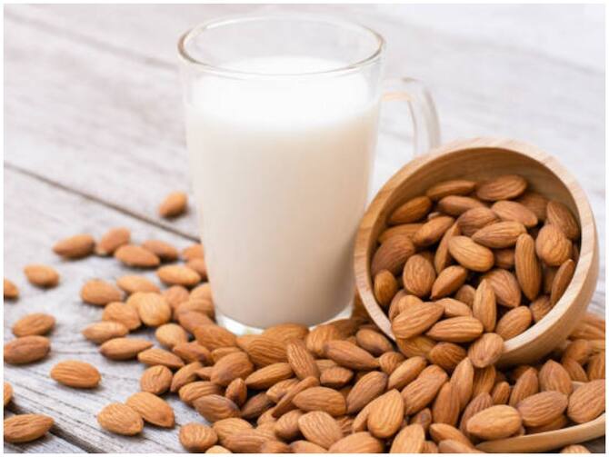 Almond Milk Will Keep You Away From Health Problems Know Its Amazing  Benefits | Health Tips: बादाम मिल्क स्वास्थ्य समस्याओं से रखेगा दूर, जानें  इसके गजब फायदे