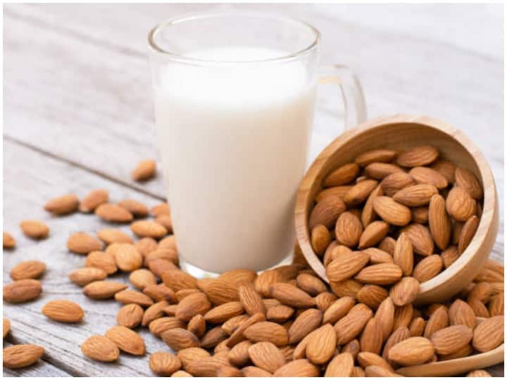 Almond milk will keep you away from health problems know its amazing benefits Almond Milk Benefits: बादाम मिल्क स्वास्थ्य समस्याओं से रखेगा दूर, जानें इसके गजब फायदे