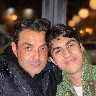 बॉबी की शेयर की गई ये फोटोज सोशल मीडिया पर काफी सुर्खियां बटोर रही हैं. फैन्स इन पर कमेंट कर आर्यमान को बर्थडे की बधाई तो दे ही रहे हैं साथ ही उनकी लुक की काफी तारीफें भी कर रहे हैं.  बल्कि उनके लुकी की भी जमकर तारीफ की।आर्यमान की तस्वीरें शेयर करते हुए बॉबी ने कैप्शन में लिखा है, 