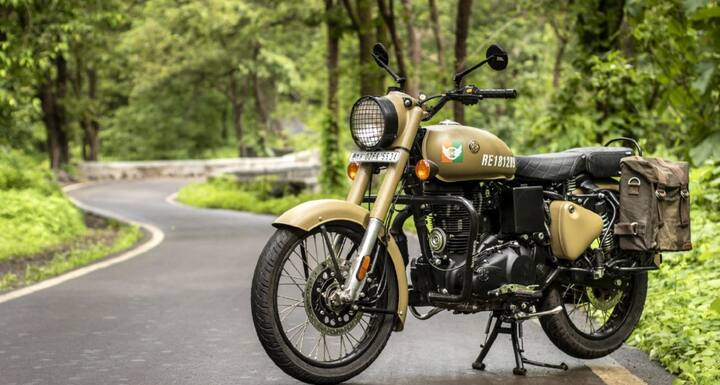 Royal Enfield Classic- 350 ਰਾਇਲ ਐਨਫੀਲਡ ਕਲਾਸਿਕ 350 ਕੰਪਨੀ ਦਾ ਸਭ ਤੋਂ ਵਧੀਆ ਵਿਕਣ ਵਾਲਾ ਮਾਡਲ ਹੈ। ਇਸ ਬਾਈਕ ਦਾ ਨਵਾਂ ਰੂਪ ਅਗਲੇ ਸਾਲ ਬਾਜ਼ਾਰ 'ਚ ਲਾਂਚ ਕੀਤਾ ਜਾ ਸਕਦਾ ਹੈ। ਇਸ ਬਾਈਕ ਨੂੰ ਹਾਲ ਹੀ 'ਚ ਟੈਸਟਿੰਗ ਦੌਰਾਨ ਸਪਾਟ ਕੀਤਾ ਗਿਆ ਹੈ। ਮੀਡੀਆ ਰਿਪੋਰਟਾਂ ਦੇ ਅਨੁਸਾਰ ਨਵੀਂ ਕਲਾਸਿਕ 350 ਬਾਈਕ J1-349 ਮੋਟਰ ਪਲੇਟਫ਼ਾਰਮ 'ਤੇ ਅਧਾਰਤ ਹੋ ਸਕਦੀ ਹੈ। ਇਸ 'ਚ ਟਰਨ ਨੈਵੀਗੇਸ਼ਨ ਜਿਹੇ ਫੀਚਰਸ ਵੀ ਹੋ ਸਕਦੀਆਂ ਹਨ।