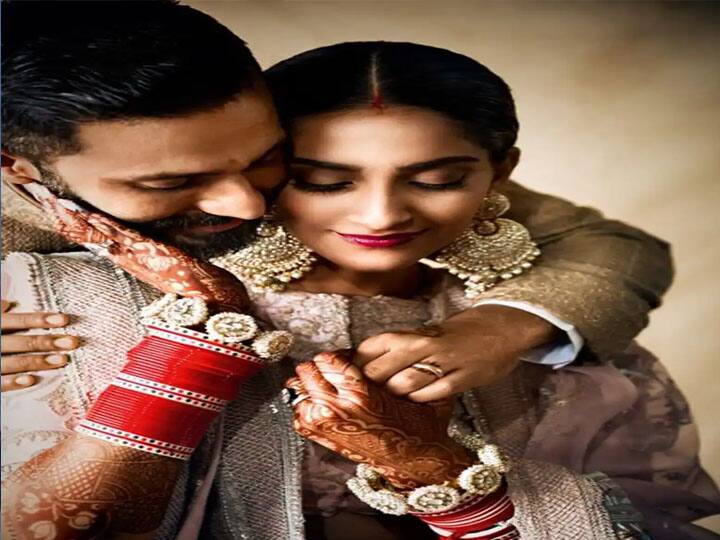 सोनम कपूर ने वोग के लिए अपने पति आनंद आहूजा के साथ मौवे कलर के खूबसूरती से काम किए गए लहंगे में पोज़ दिया. सोनम कपूर बहुत खूबसूरत लग रही थीं और उन्होंने अपने लुक को सिंदूर और बड़े स्टेटमेंट झुमके, लाल चूड़ियों के साथ पूरा किया हुआ था.
