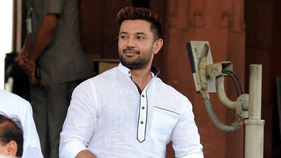 चिराग पासवान के बंगले में लगाई गई रामविलास पासवान की प्रतिमा, रेल मंत्री अश्विनी वैष्णव को बंगला हुआ है आवंटित Ram Vilas Paswans statue installed in Chirag Paswans bungalow has been allotted to Railway Minister Ashwini Vaishnav ANN चिराग पासवान के बंगले में लगाई गई रामविलास पासवान की प्रतिमा, रेल मंत्री अश्विनी वैष्णव को बंगला हुआ है आवंटित