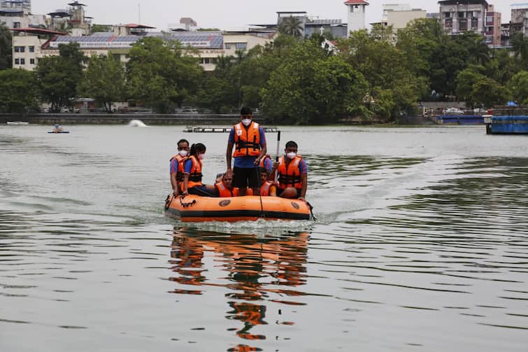 Flood threat in 16 districts of Uttar Pradesh due to heavy ran fall यूपी के इन 16 जिलों में बाढ़ का खतरा, कई नदियां खतरे के निशान से ऊपर