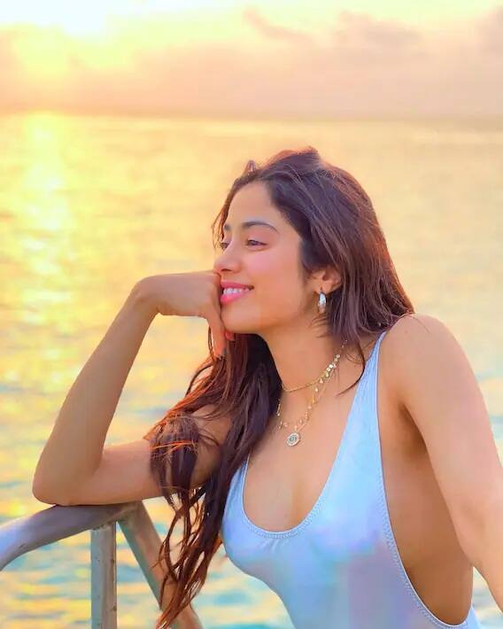 મુંબઇઃ જેમ જેમ જ્હાન્વી કપૂરને ઇન્ડસ્ટ્રીમાં સમય વિતતો જઇ રહ્યો છે, તેમ તેમ તે પહેલા કરતાં વધુ કૉન્ફિડેન્ટ અને ગ્લેમરસ થતી જઇ રહી છે. આ અમે નથી પરંતુ તેની તસવીરો બતાવી રહી છે, જે ખાસ કરીને એક્ટ્રેસ જ્હાન્વી કપૂરે પોતાના સોશ્યલ મીડિયા પર શેર કરી છે. (તસવીરો - ઇન્સ્ટાગ્રામ)