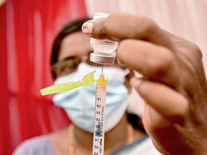 Government told parliamentary committee 135 crore vaccine doses will be available between August and December ANN सरकार ने संसदीय समिति को बताया- अगस्त से दिसंबर के बीच 135 करोड़ वैक्सीन डोज होगी उपलब्ध