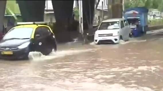Mumbai के कई इलाकों में भारी बारिश के बीच जलभराव की स्थिति