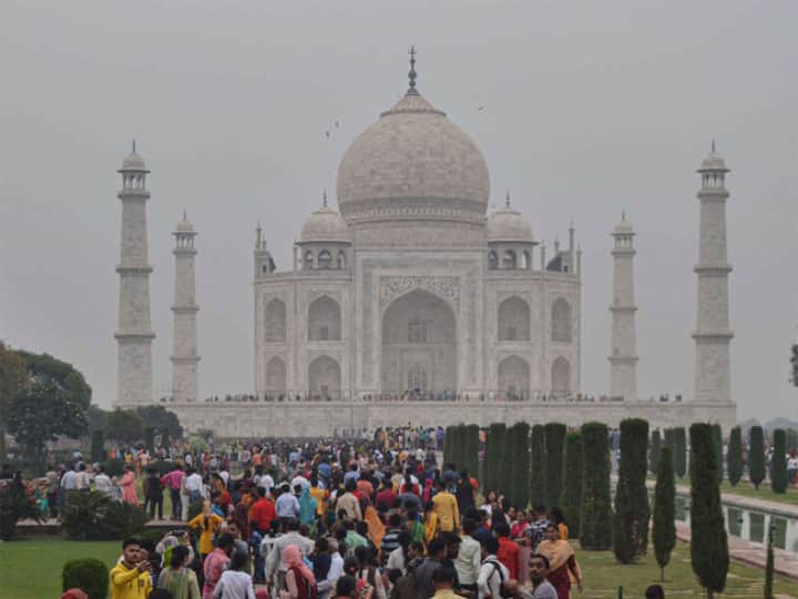 Taj mahal Income From Tickets know details of taj mahal revenue and how much government earn from taj mahal Taj Mahal: वर्षाला किती लोक ताजमहलला भेट देतात? त्यातून किती कोटींची कमाई होते?