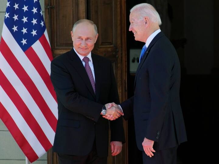 US President Joe Biden and Russian President Vladimir Putin shake hands kicking off Geneva summit राष्ट्रपति जो बाइडेन और व्लादिमीर पुतिन के बीच करीब 4 घंटे लंबी चली बातचीत, क्या अमेरिका-रुस में खत्म होगा गतिरोध?