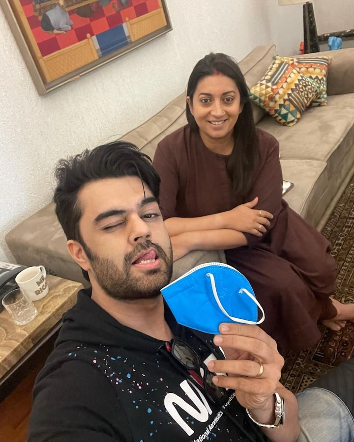 Smriti Irani was seen in a brown traditional outfit while Paul donned a black t-shirt. He said that he removed the face mask while taking a selfie with the BJP leader.