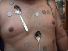 क्या वैक्सीन लगाने से शरीर में आती है 'चुंबकीय शक्ति'? जानिए क्या है वायरल Video की सच्चाई