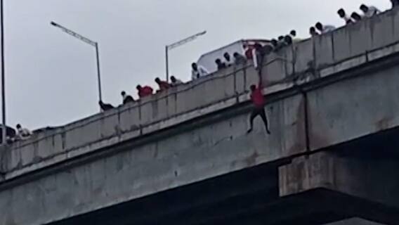 नाशिकच्या दारणा नदीच्या पुलावरून तरुणाचा आत्महत्येचा प्रयत्न, पुलावरून उडी मारतानाची दृश्य कैद