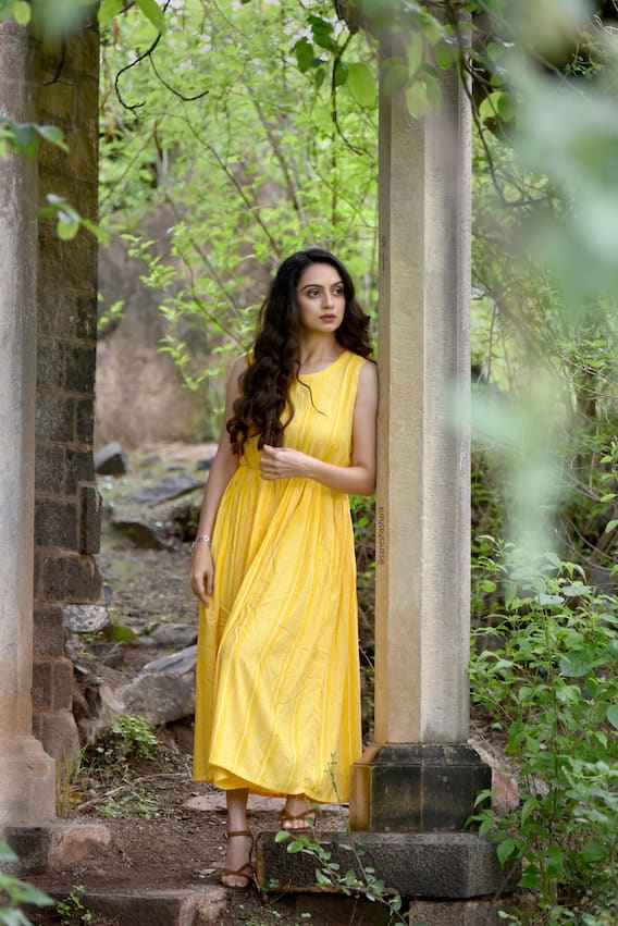 In Pics | पिवळ्या ड्रेसमधील श्रुतीचा दिलखुलास अंदाज, पाहा फोटो