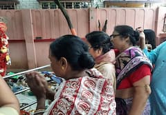 Jamai sasthi on Covid19 : মুখে নেই মাস্ক, উধাও শারীরিক দূরত্ব ; জামাইষষ্ঠীতে পুজোর থালা হাতে মন্দিরে শাশুড়িরা