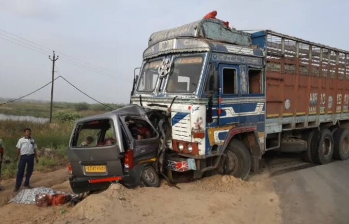 આણંદના તારાપુર નજીક ગમખ્વાર અકસ્માતની ઘટના બની છે. ટ્રક અને ઈકો કાર વચ્ચે અકસ્માત થતા 10 લોકોના મૃત્યુ થયાના સમાચાર છે. પ્રાથમિક માહિતી પ્રમાણે સુરતથી ભાવનગર પરિવાર જઈ રહ્યો હતો. તેને ઈંદ્રાજ પાસે અકસ્માત નડ્યો હતો. જેમાં 10 લોકોના મોત થયાની માહિતી છે. અસ્કમાતને પગલે લોકોના ટોળા એકઠા થઈ ગયા છે અને પોલીસને જાણ કરતા સ્થાનિક અધિકારીઓ ઘટનાસ્થળે પહોંચ્યા છે.