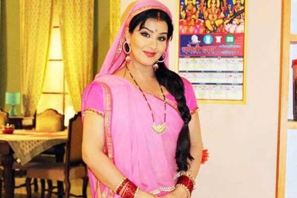 शिल्पा शिंदे: इससे पहले शिल्पा पॉपुलर शो भाबीजी घर पर हैं को भी छोड़ने के चलते सुर्खियों में आ चुकी हैं. शो में उन्हें अंगूरी भाभी के रूप में काफी प्रसिद्धि मिली थी लेकिन उन्होंने मेकर्स पर कई आरोप लगाकर शो को छोड़ दिया था. शिल्पा ने कहा था कि मेकर्स उन्हें मानसिक रूप से प्रताड़ित कर रहे थे और उन्होंने शो की प्रोड्यूसर बेनिफर कोहली पर सेक्सुअल हैरेसमेंट के आरोप लगाए थे जिसके बाद मामला कोर्ट में पहुंच गया था.