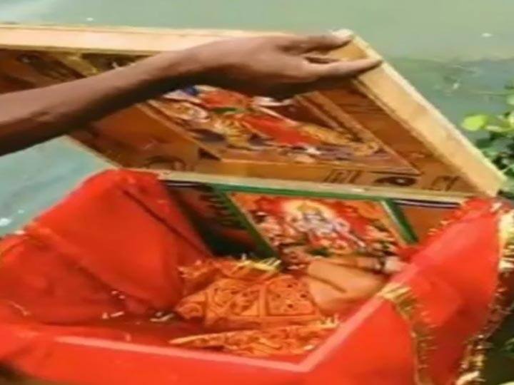 यूपी: गंगा में बहते बक्से में मिली नवजात बच्ची, साथ में थीं देवी-देवताओं की फोटो