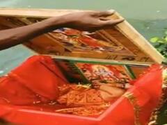 यूपी: गंगा में बहते बक्से में मिली नवजात बच्ची, साथ में थीं देवी-देवताओं की फोटो