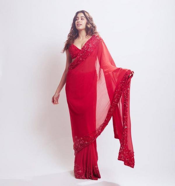 एक परफेक्ट देसी गर्ल लुक के लिए जान्हवी की तरह रेड साड़ी का चुनाव करें. मनीष मल्होत्रा की शिफॉन साड़ी जिसमें सेक्विन बॉर्डर था उसने इस सिंपल साड़ी को क्लासी बना दिया. एक्ट्रेस ने इसे स्लीवलेस ब्लाउज के साथ पेयर किया था.