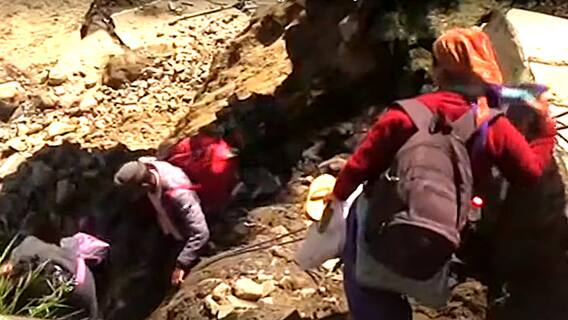 Uttarakhand: मलारी NH2 दो दिनों से बंद , रस्सियों के सहारे लोगों की आवाजाही