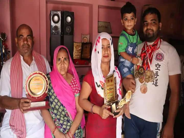 Karate Champ With 60 Gold Medals Now Sells Tea With After Funds Dried Up Karate Champion sells tea: আর্থিক অনটনে চায়ের দোকান চালাচ্ছেন ক্যারাটে চ্যাম্পিয়ন