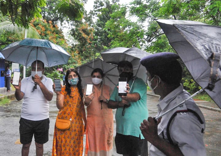 সকাল ১০টা থেকে দুপুর ২টো পর্যন্ত খোলা রয়েছে ব্যাঙ্ক। সব ছবি সৌজন্যে- পিটিআই