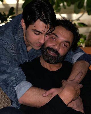 फोटो में आर्यमान ने बॉबी देओल को बड़े ही प्यार से हग किया हुआ है. और दौनों साथ में काफी क्यूट लग रहे हैं.