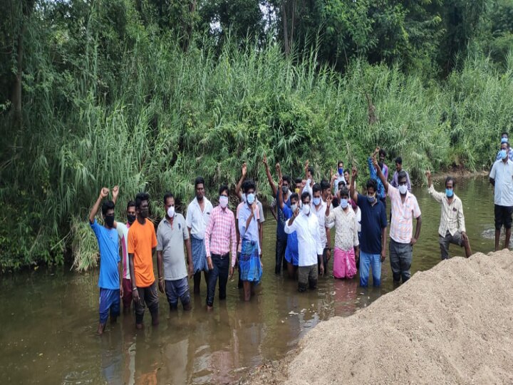 மணல் கொள்ளை; நாக நதி ஆற்றில் இறங்கி ஆர்பாட்டம்!