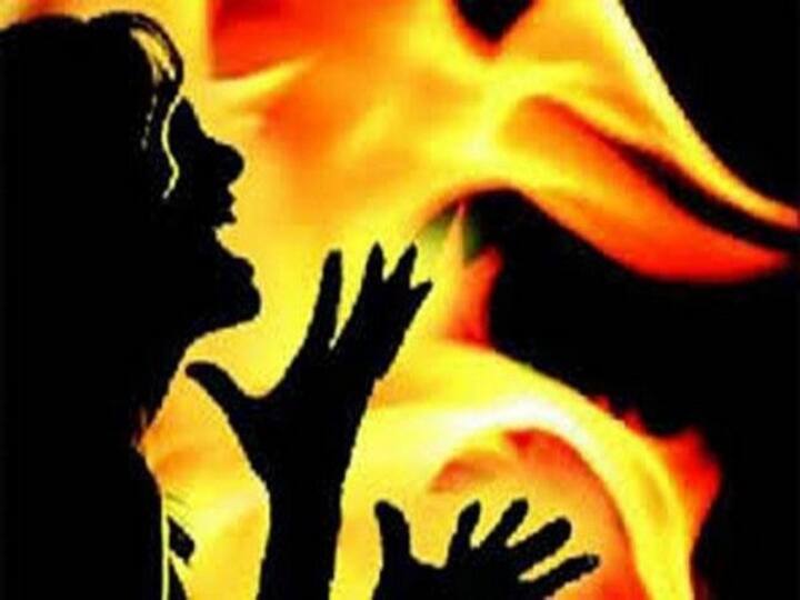 Parents set daughter to fire after she refuses to marry in Andhra pradesh ”மாப்பிள்ளை பிடிக்கலையா?” : சொந்த மகளையே எரிக்கமுயன்ற பெற்றோர், சகோதரன்..!