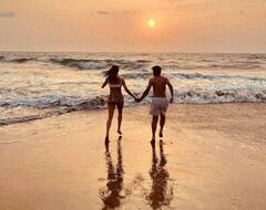 બિકીની પહેરીને સમુદ્ર કિનારે આ મિસ્ટ્રી મેન સાથે દોડતી દેખાઇ જ્હાન્વી કપૂર, તસવીરોમાં જુઓ કોણ છે આ છોકરો?