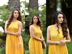 In Pics | पिवळ्या ड्रेसमधील श्रुतीचा दिलखुलास अंदाज, पाहा फोटो