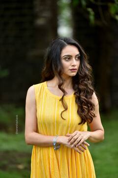 In Pics | पिवळ्या ड्रेसमधील श्रुतीचा दिलखुलास अंदाज, पाहा फोटो