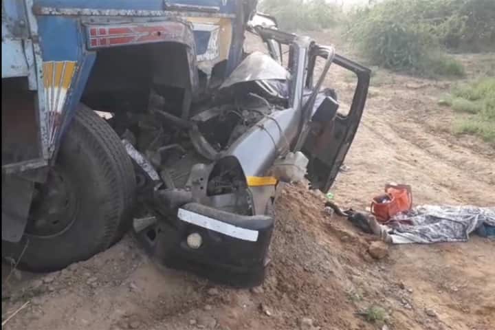 બનાવ અંગેની મળતી વધુ જાણકારી પ્રમાણે, કાર અને ટ્રક ધડાકાભેર અથડાતા કારના ભુક્કો થઈ ગયો હતો અને કારમાં સવાર લોકો ચીસો પાડવા લાગતા આસપાસના વિસ્તારમાં રહેતા લોકો અને મુસાફરો ઘટના સ્થળે પહોંચ્યા હતા અને બચાવ કામગીરી હાથ ધરી હતી.