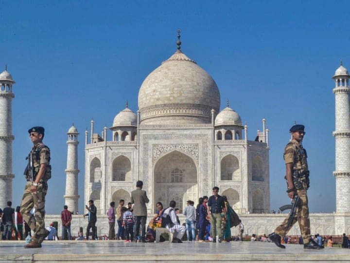 Taj Mahal Case allahabad high court rejects petition seeking open 22 closed doors Taj Mahal Case: “விட்டா நீதிபதிகளோட அறைகளையும் திறக்க சொல்லுவீங்க” : தாஜ்மஹாலின் அறைகளை திறக்கக்கோரிய வழக்கு தள்ளுபடி