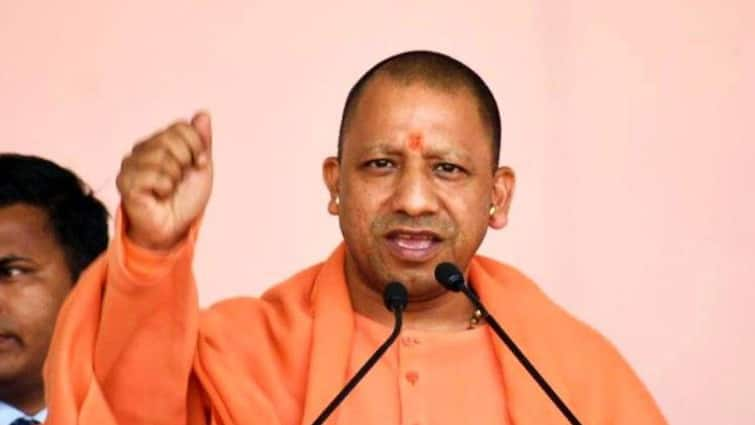 CM Yogi Adityanath congratulated on International Yoga Day,  Said- Take a pledge to make yoga a part of your life अंतरराष्ट्रीय योग दिवसः CM योगी आदित्यनाथ ने कहा- योग को जीवन का हिस्सा बनाने का संकल्प लें