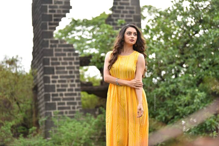 नुकतेच श्रुतीने पिवळ्या रंगाच्या ड्रेसमध्ये फोटो शेअर केले आहेत.  (Photo Credit-Shashank sane)