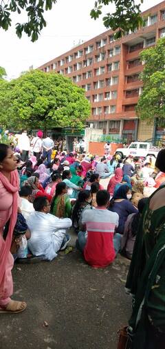 ਵੱਡੀ ਗਿਣਤੀ 'ਚ ਅਧਿਆਪਕਾਂ ਨੇ ਸਿੱਖਿਆ ਬੋਰਡ ਦੇ ਦਫਤਰ ਬਾਹਰ ਕੀਤਾ ਪ੍ਰਦਰਸ਼ਨ, ਮੁਹਾਲੀ ਤੋਂ ਆਈਆਂ ਤਸਵੀਰਾਂ