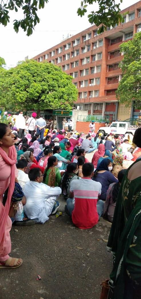 ਅਧਿਆਪਕਾਂ ਨੇ ਮੰਗ ਕੀਤੀ ਹੈ ਕਿ ਉਨ੍ਹਾਂ ਨੂੰ ਰੈਗੂਲਰ ਕੀਤਾ ਜਾਵੇ। 