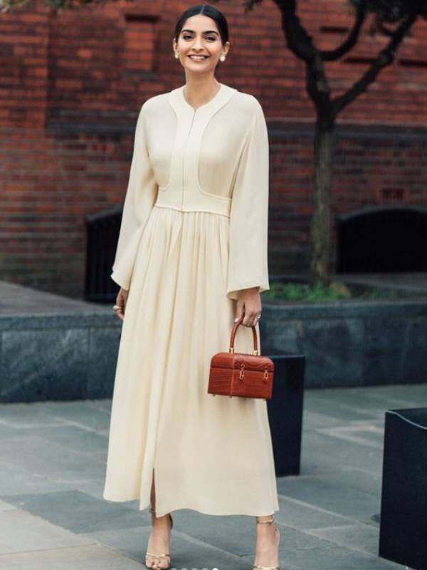 सोनम कपूर ने लंदन में अपने पति आनंद आहूजा के साथ 'डेट नाइट' को एन्जॉय किया. उन्होंने इसके बाद की कुछ तस्वीरें इंस्टाग्राम अकाउंट पर शेयर की हैं.