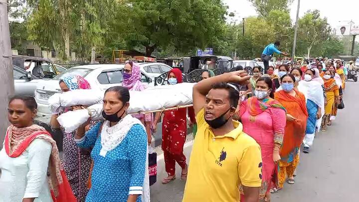 ਉਨ੍ਹਾਂ ਕਿਹਾ ਕਿ 18-18 ਸਾਲ ਸਕੂਲਾਂ ਵਿੱਚ ਕੰਮ ਕਰ ਚੁੱਕੇ ਅਧਿਆਪਕਾਂ ਦੀ ਤਨਖ਼ਾਹ ਇੱਕ ਹਜ਼ਾਰ ਤੋਂ ਸ਼ੁਰੂ ਹੋ ਕੇ ਅੱਜ ਵੀ ਮਸਾਂ ਅੱਠ ਹਜ਼ਾਰ ਰੁਪਏ ਪ੍ਰਤੀ ਮਹੀਨਾ ਤੱਕ ਪਹੁੰਚੀ ਹੈ।