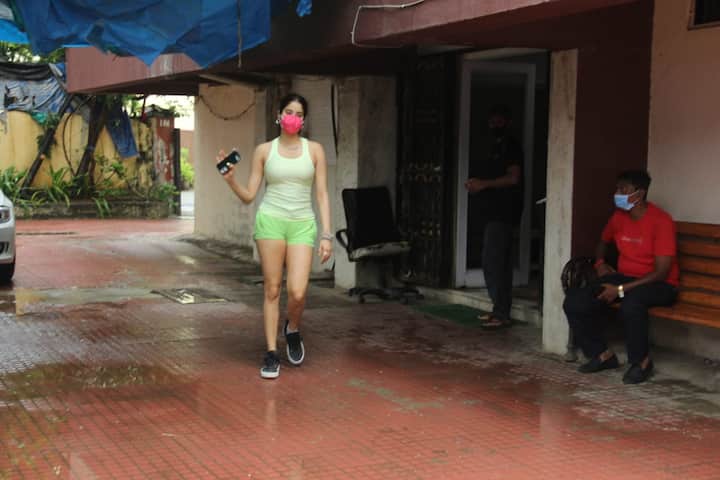 जाह्नवी कपूर हर रोज ही जिम जाती हैं और जमकर पसीने बहाती हैं.