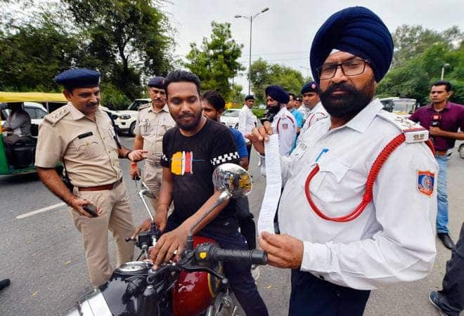 Delhi traffic police will do challan on vehicles with pressure horn and bursting sound Delhi News: दिल्ली में प्रेशर हॉर्न और फट-फट की आवाज वाले वाहनों पर कसेगा शिकंजा, ट्रैफिक पुलिस ने की ये तैयारी