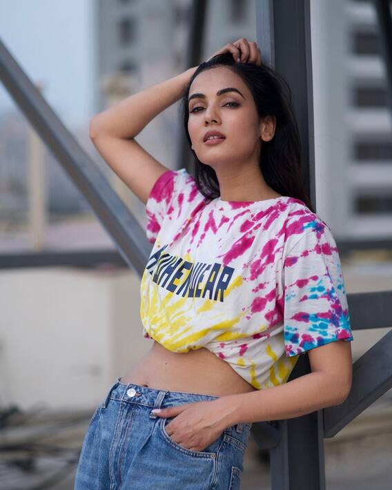 फिल्मों से हैं दूर लेकिन खूबसूरती की वजह से चर्चा में रहती हैं Sonal Chauhan, खूब वायरल हो रही उनकी लेटेस्ट तस्वीरें