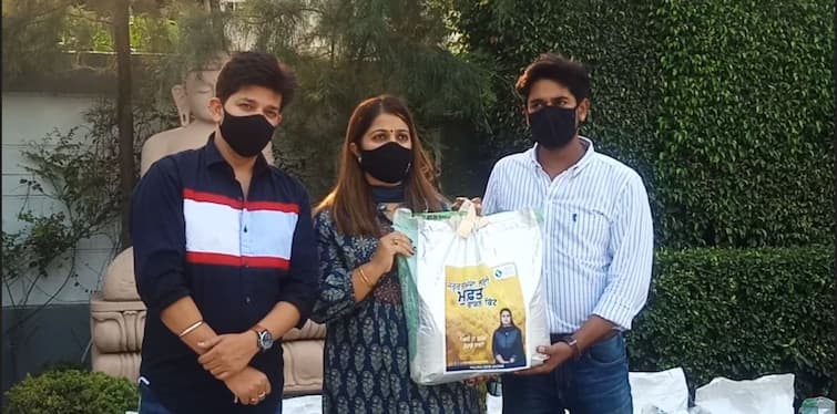 Actor Sonu Sood's sister started distribution of ration kits in Moga ਅਦਾਕਾਰ ਸੋਨੂੰ ਸੂਦ ਦੀ ਭੈਣ ਨੇ ਮੋਗਾ 'ਚ ਸ਼ੁਰੂ ਕੀਤੀ ਰਾਸ਼ਨ ਕਿੱਟ ਦੀ ਵੰਡ