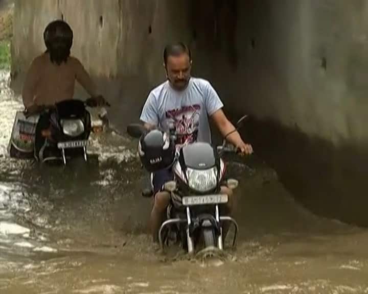અમદાવાદઃ બુધવારે પડેલા વરસાદે ખોલી પ્રિ મોન્સૂનની કામગીરીની પોલ. શહેરના પૂર્વ અને પશ્ચિમ તમામ વિસ્તારમાં ઠેર ઠેર વૃક્ષ પડવાની અને પાણી ભરાઈ રહેવાની સમસ્યા. વૃક્ષના ટ્રીમીંગ અને ભયજનક વૃક્ષ ઉતારવા માટે બજેટમાંથી 5 થઈ 6 કરોડ ખર્ચાય છે અને શહેરમાં રોડ ઉપરના પેચવર્ક અને ભુવાના સમારકામ માટે અંદાજે 15 થી 20 કરોડનો ખર્ચ થતો હોય છે.