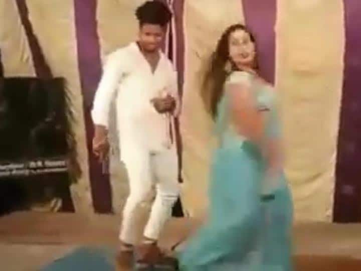 Video viral of man dancing with dancers with illegal weapon in Prayagraj ANN प्रयागराज: नाइट कर्फ्यू में शादी के दौरान तमंचे पर डिस्को, अब जेल की हवा खिलाने के लिए पुलिस आरोपी की तलाश में जुटी