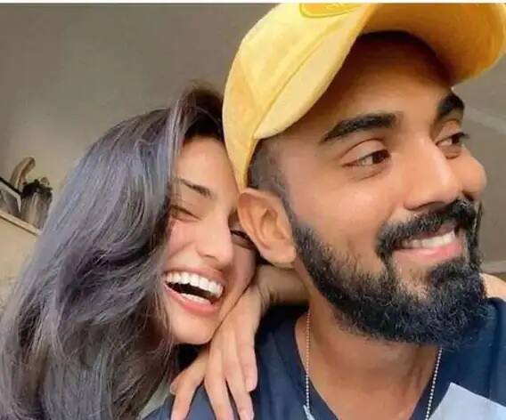 তাঁদের দুজনের মধ্যে ডেটিংয়ের জল্পনার মধ্যে তাঁদের নতুন বছরকে স্বাগত জানানোর ছবিও সোশ্যাল মিডিয়ায় শেয়ার করেছিলেন।