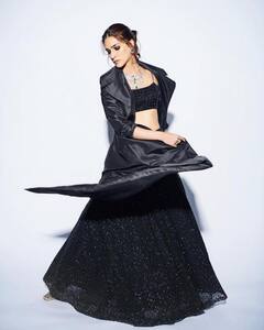 गाउन से लेकर साड़ियों तक Kriti Sanon को है पसंद, यहां देखें उनके 5 बेस्ट शिमरी Outfits